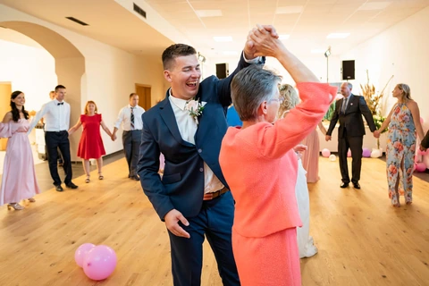 Ženich tancuje s maminkou