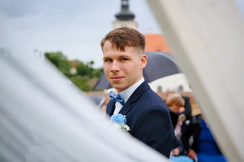 Ženich kouká na fotografa, obřad