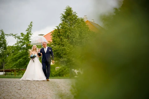 Nevěsta s tatínkem jde k oltáři, Štábní domek