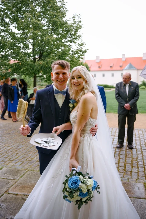 Novomanželé se zametenými střepy se smějí na fotografa, Štábní domek