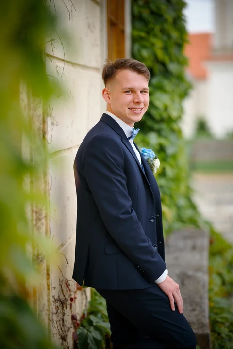 Ženich u Štábního domku kouká na fotografa, portrét