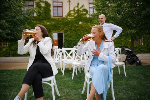 Svatební hosté pijí pivo, svatební hra