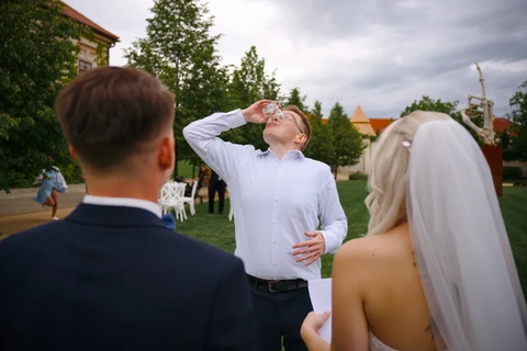 Svatební host pije sklenici alkoholu přímo před novomanžely, Štábní domek