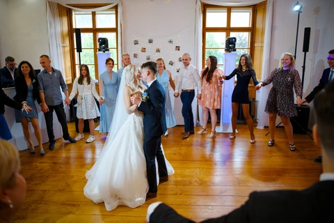 Novomanželé tancují svůj první tanec, Štábní domek
