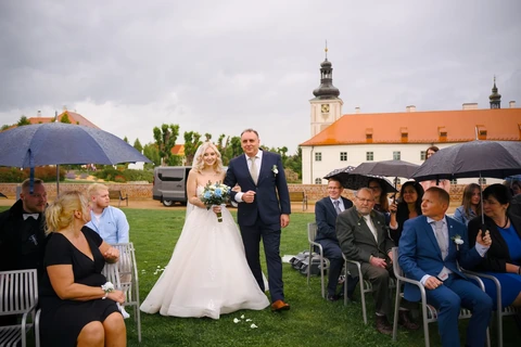 Tatínek vede nevěstu k oltáři, Štábní domek