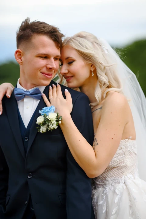 Nevěsta objímá ženicha, svatební portrét