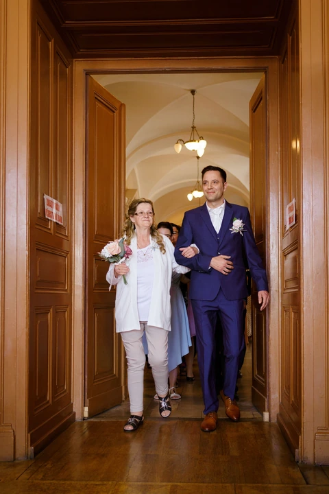Maminka vede ženicha k obřadu, Přelouč