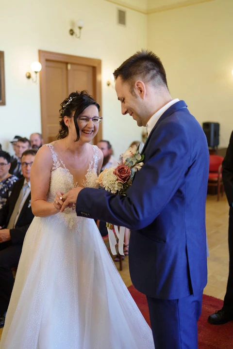 Nevěsta nasazuje ženichovi prstýnek