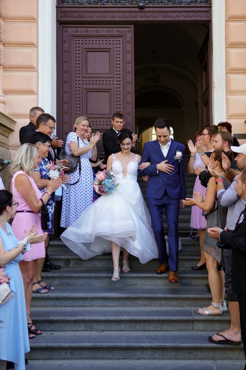 Nevěsta se ženichem jdou ze schodů