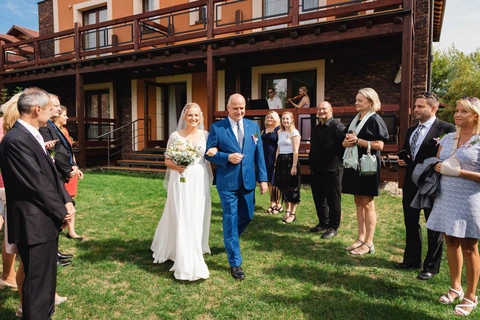 Tatínek vede nevěstu k místu obřadu, svatba Golf resort Kunětická hora