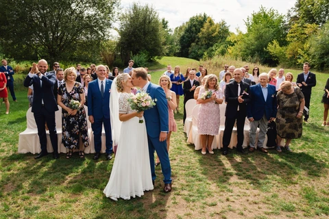 První novomanželský polibek, svatba Golf resort Kunětická hora