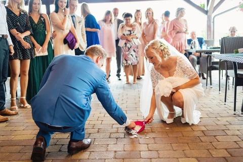 Novomanželské zametání střepů, svatba Golf resort Kunětická hora