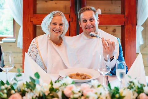 Ženich u polévky vyplazuje jazyk na fotografa, svatba Golf resort Kunětická hora