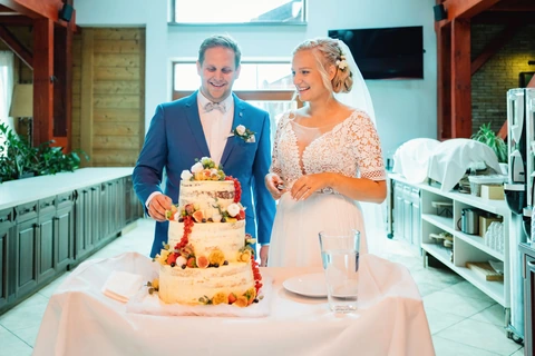 Novomanželé se chystají zakrojit dort, svatba Golf resort Kunětická hora