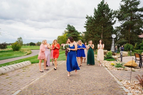 Dívka chytla kytici, svatba Golf resort Kunětická hora