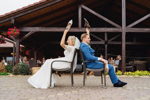 Novomanželé hrají svatební hru, svatba Golf resort Kunětická hora