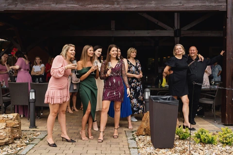 Ženy se baví se skleničkou v ruce, svatba Golf resort Kunětická hora