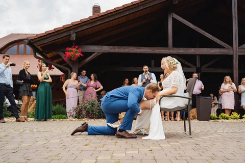 Ženich stahuje zuby podvazek nevěstě, svatba Golf resort Kunětická hora