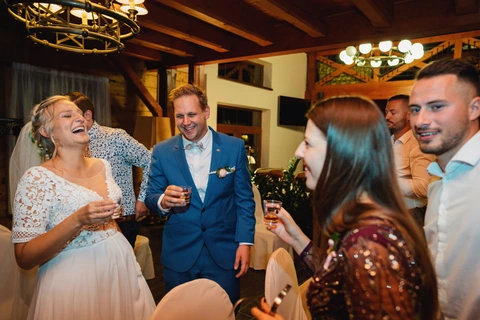 Nevěsta se ženichem si dávají panáky se svatebčany, svatba Golf resort Kunětická hora