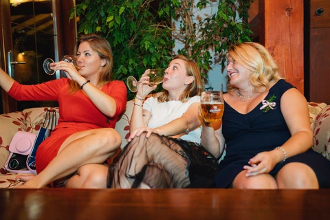 Tři ženy pijí alkohol a smějí se, svatba Golf resort Kunětická hora