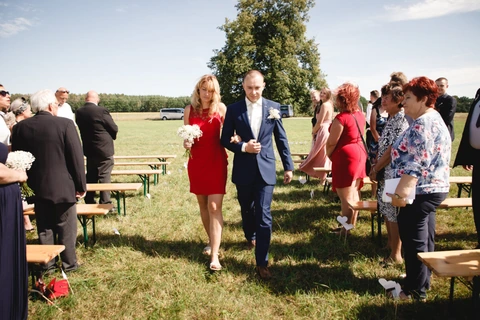 Maminka vede ženicha, svatební obřad