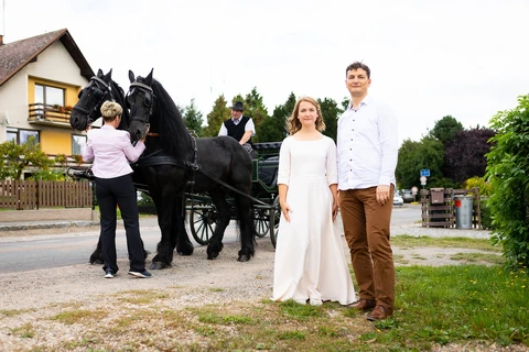 Tatínek s dcerou nevěstou stojí před kočárem