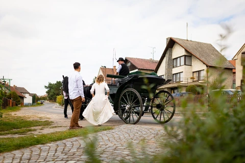 Nevěsta s tatínkem nasedá do kočáru