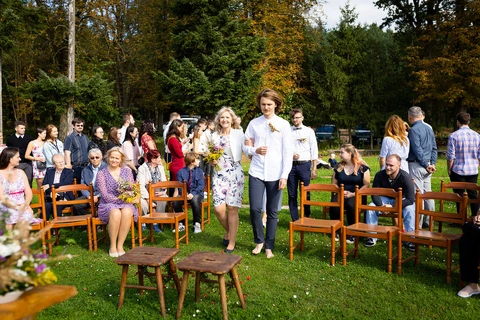 Maminka vede ženicha k oltáři, roubenka Radostov