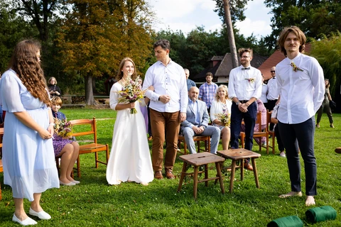 Tatínek vede nevěstu k oltáři, obřad