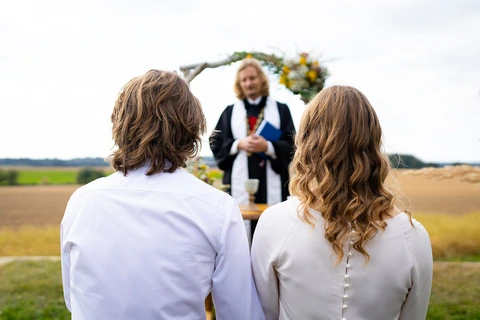 Detail na ženicha a nevěstu před oltářem, roubenka Radostov