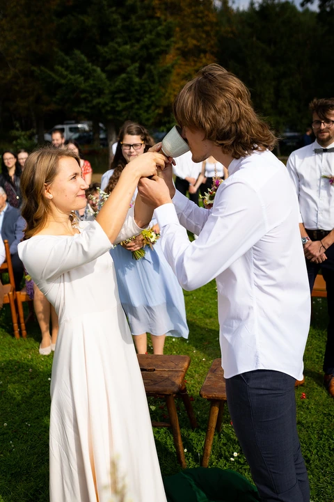 Nevěsta dává pít ženichovi z kalichu