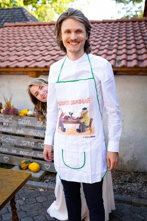 Nevěsta zavazuje ženichovi zástěru, roubenka Radostov