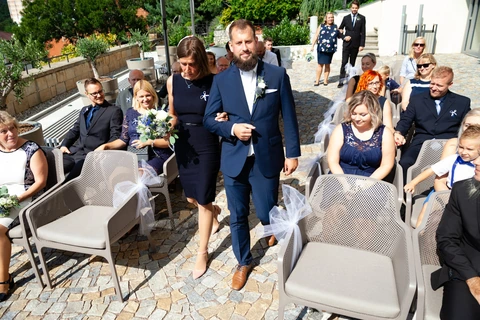 Maminka vede ženicha k oltáři