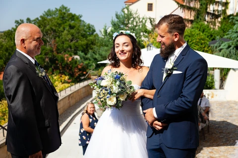 Tatínek předává nevěstu ženichovi, obřad