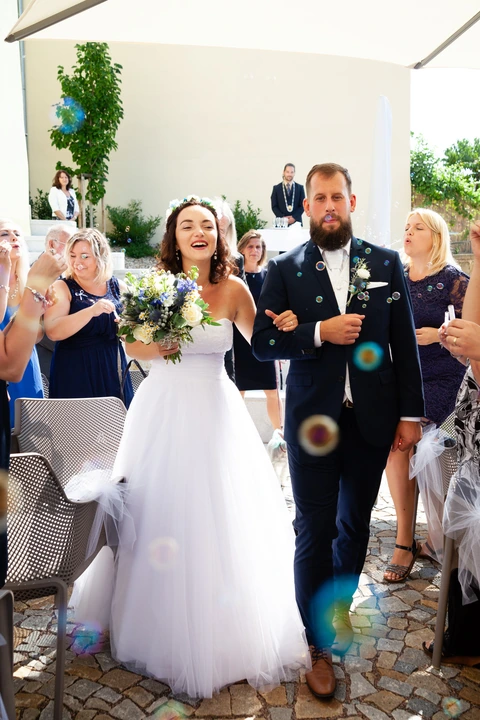 Ženich s nevěstou jdou z obřadu