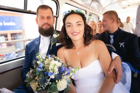Portrét nevěsty a ženicha sedící v autobuse