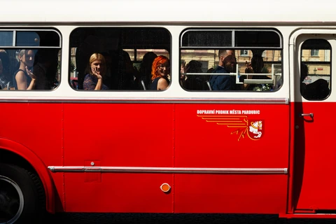 Svatba odjíždí autobusem z obřadu