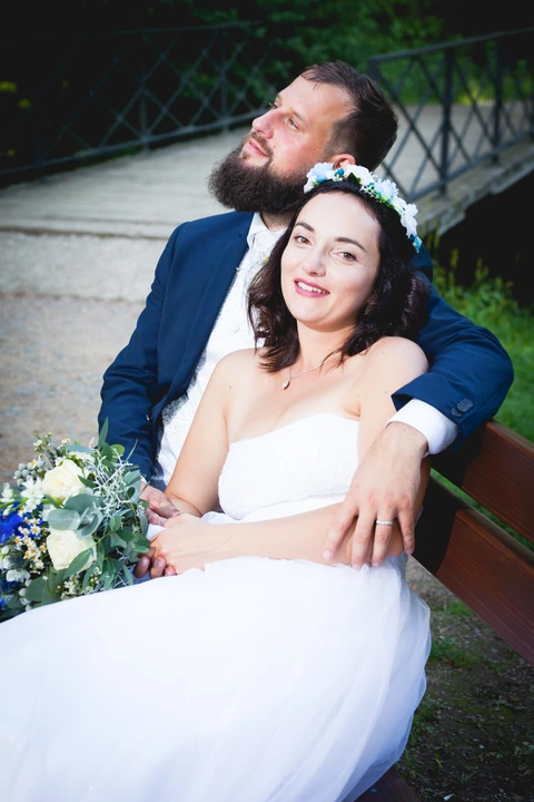Svatební portrét, sezení na lavičce