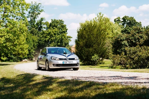 Auto se ženichem jede na obřad, zámek Karlova Koruna