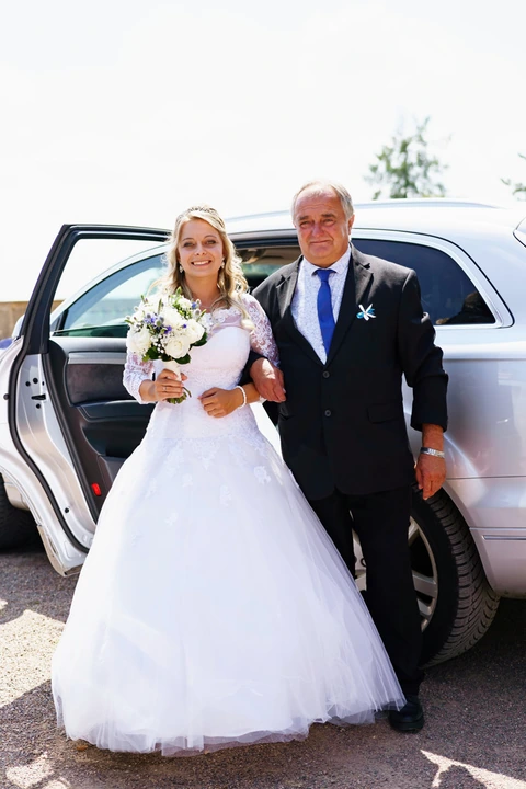 Portrét nevěsty a tatínka u auta