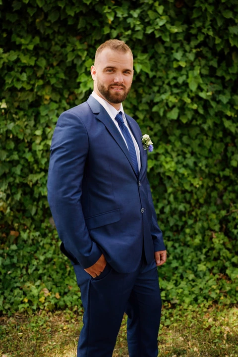 Portrét ženicha u stěny s břečťanem, zámek Karlova Koruna