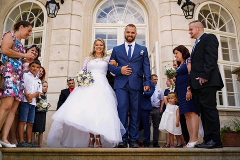 Novomanželé po obřadu vychází ze zámku Karlova Koruna