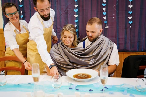 Podává se novomanželská polévka