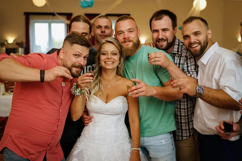 Společný přípitek novomanželů s hosty