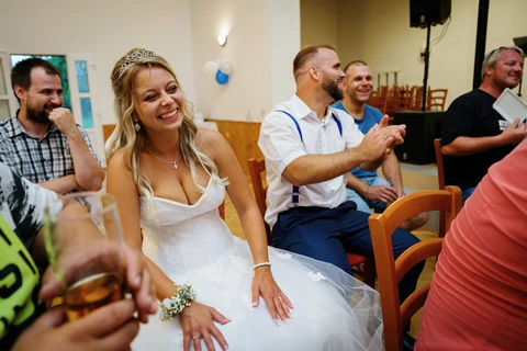 Novomanželé hrají svatební hru Kočár