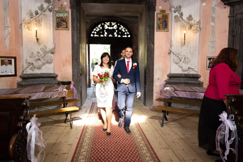 Maminka vede ženicha k oltáři, kaple sv. Romedia