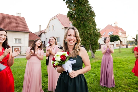 Slečna, která chytla květinu