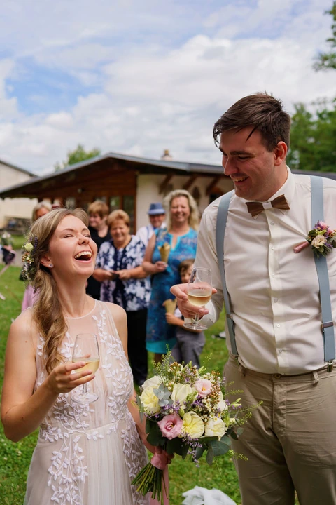 Radostný přípitek novomanželů po obřadu