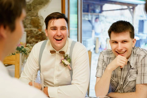 Ženich se baví s kamarády