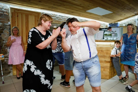 Tanec na svatbě, svatebčané